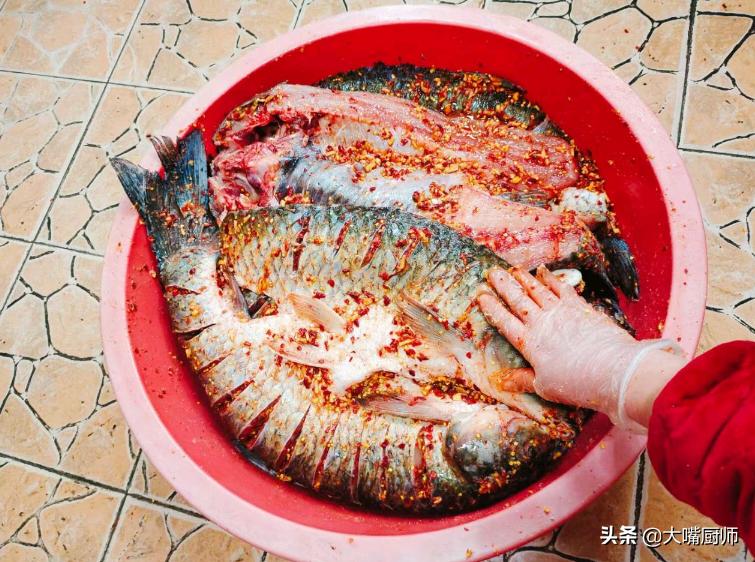 腌腊鱼咸了有什么办法,怎么腌制腊鱼腊肉既好吃又不发霉