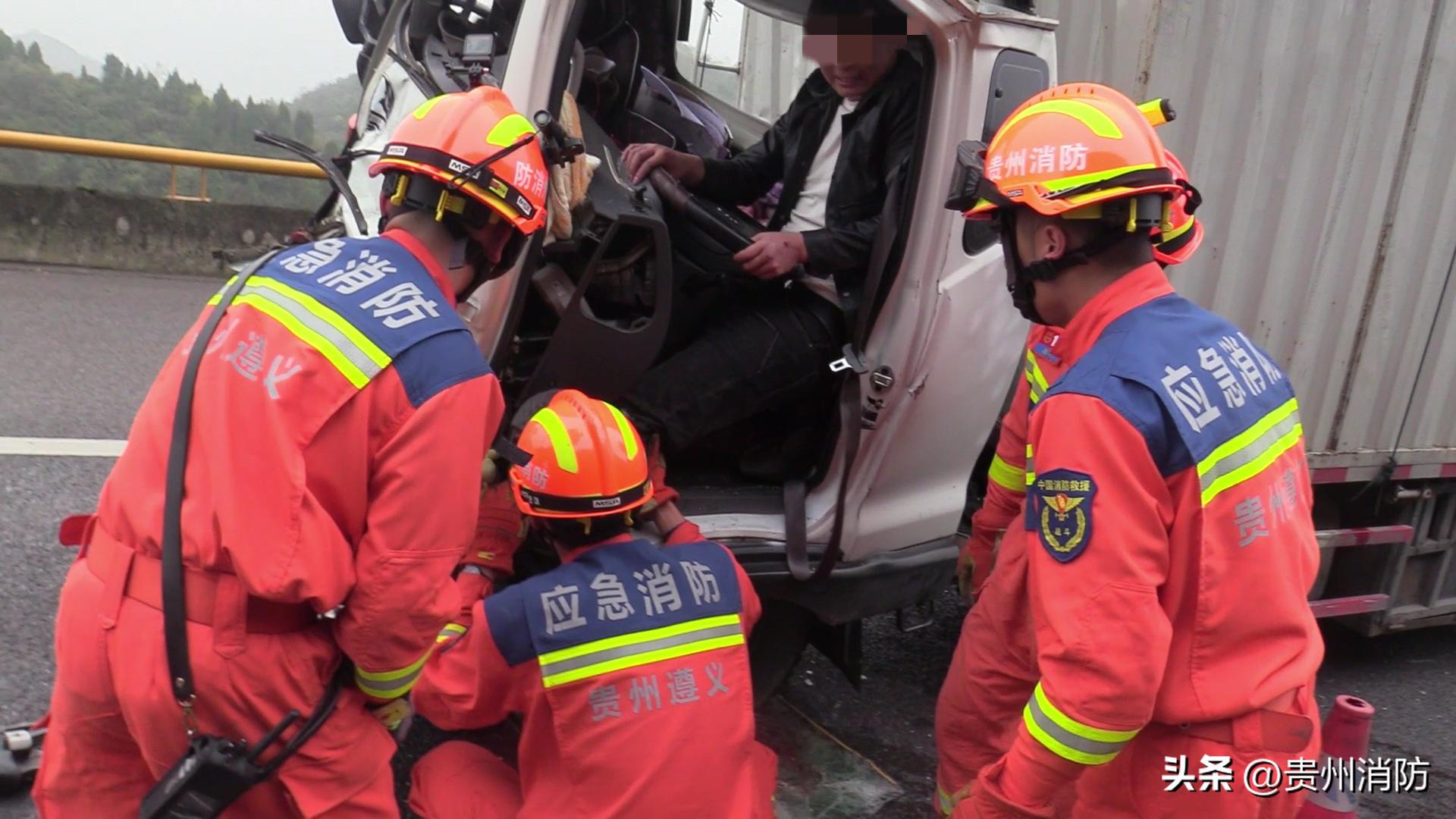 g25长深高速因大雾发生两货车追尾,高速两辆货车追尾乘客死亡