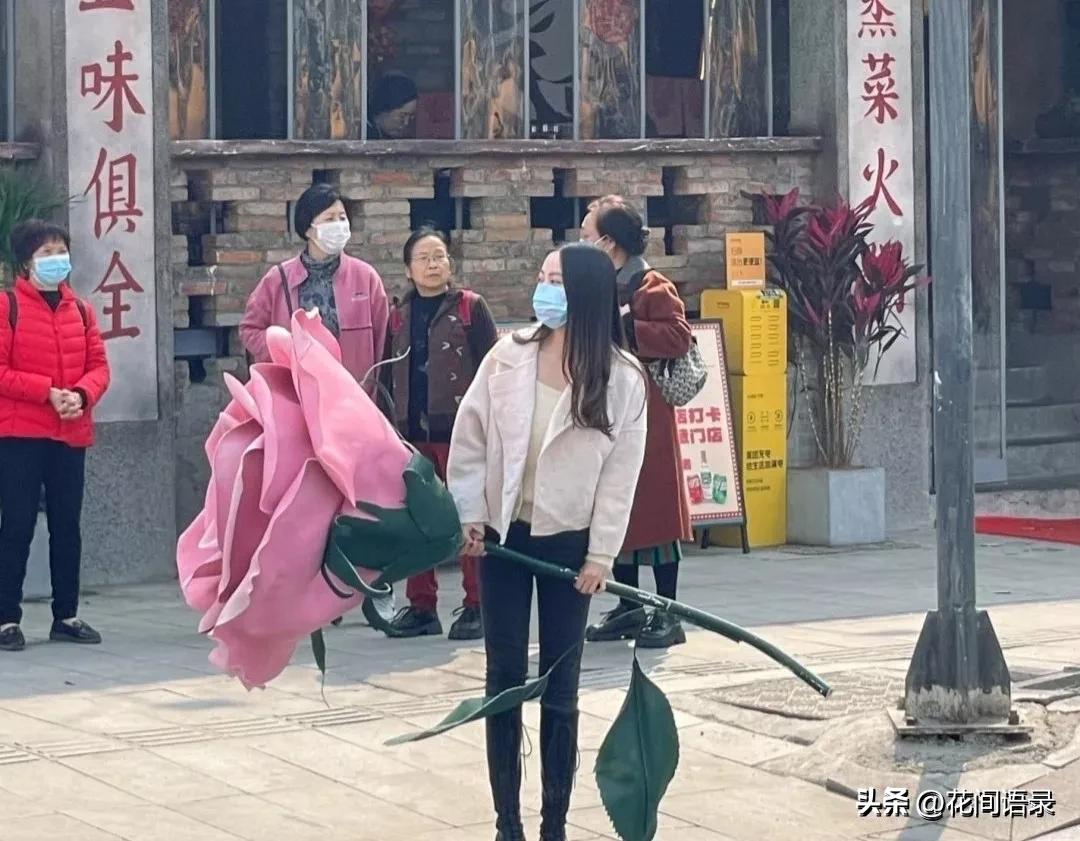 男子送四川女友巨型玫瑰花,小伙送玫瑰花给女友