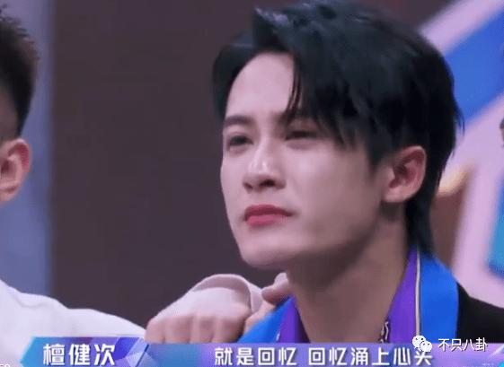 好甜，她嫁给自己的漫画主人公啦