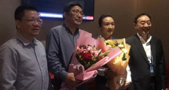 张红医生吸尿救人,张红医生飞机上救人评论