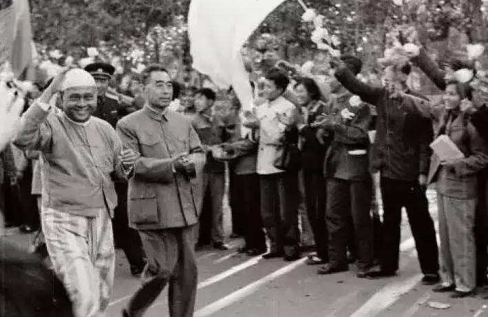 1954年出使日内瓦,周恩来用茅台酒宴请卓别林,请苏联外长吃豆包