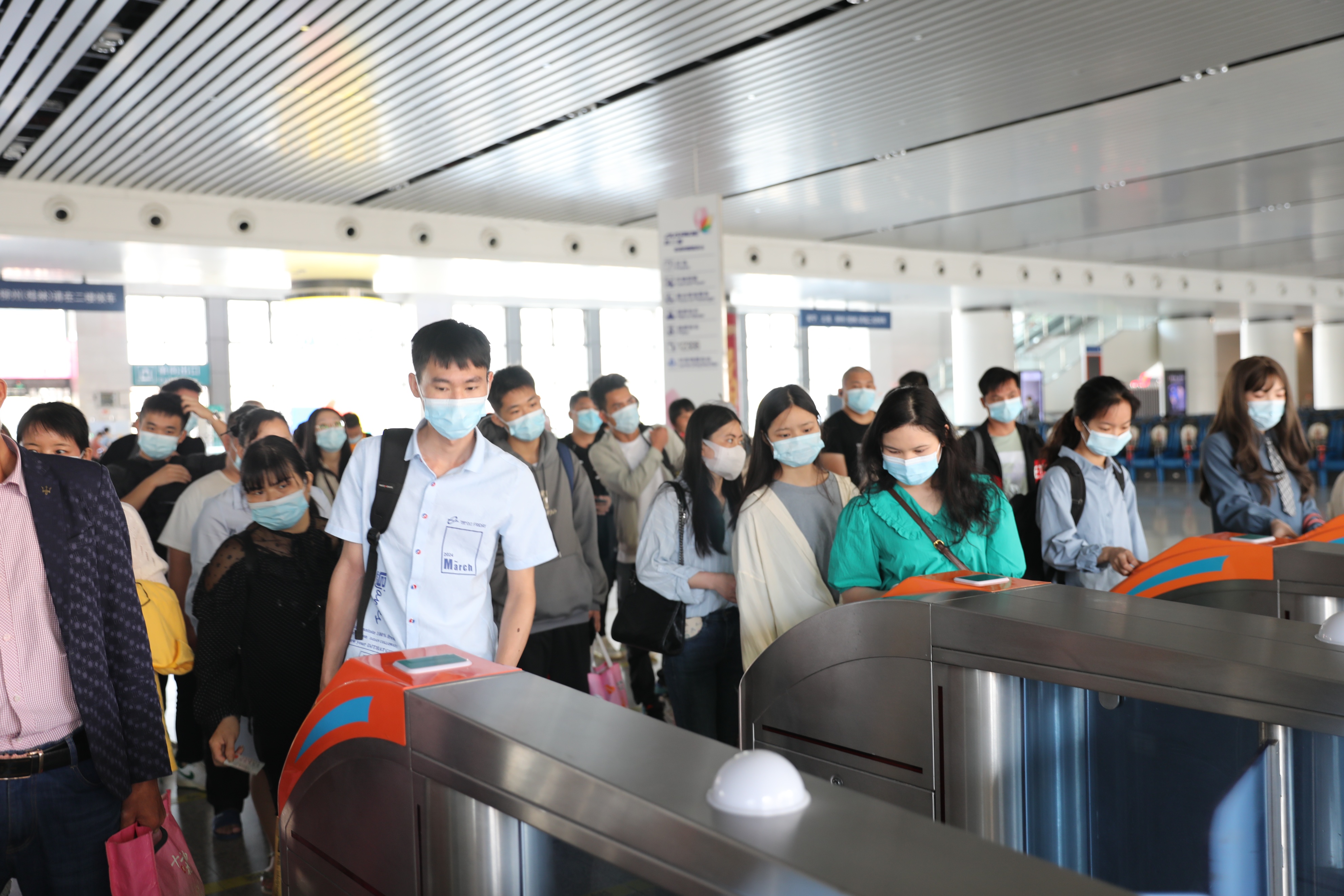 国铁南宁局加开多趟列车,国铁南宁局国庆发送旅客多少