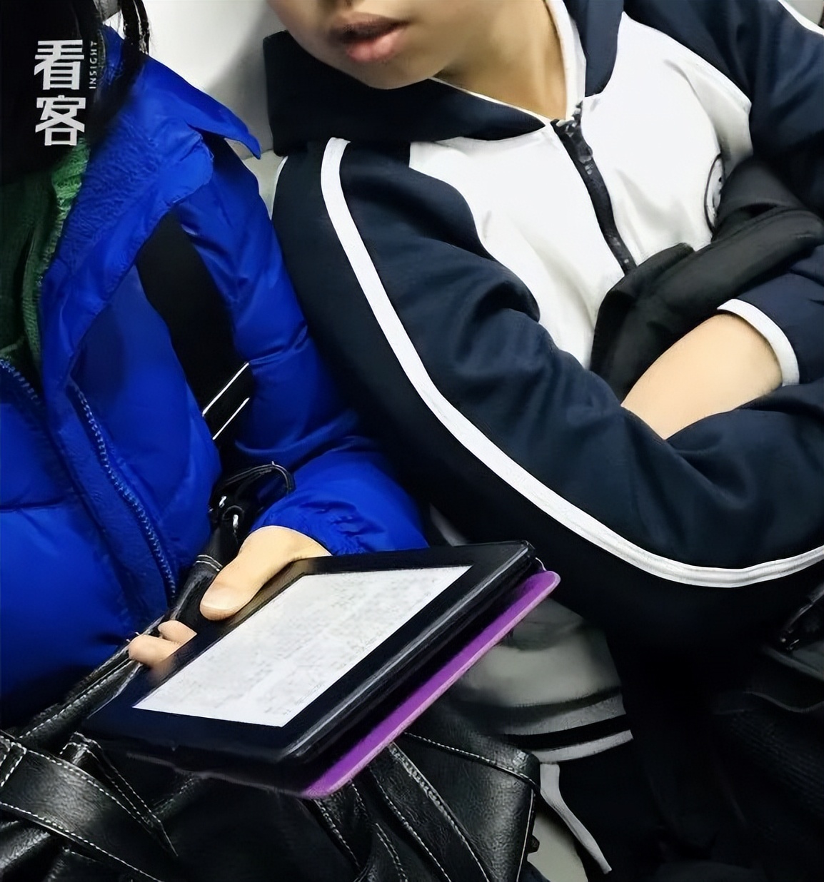 北京通勤路上,她用镜头记录2000个捧着书的人