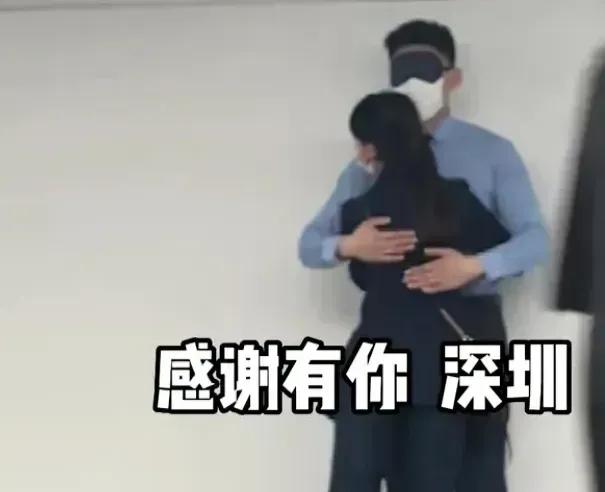 毁三观，地摊女友叫卖，抱一下1元，亲一亲10元，心动可以全免费