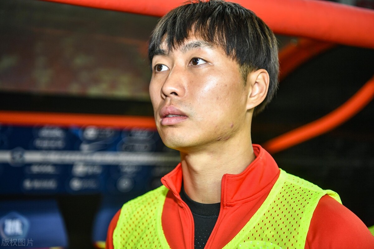 上海上港后卫球员傅欢放弃防守,上港主力球员