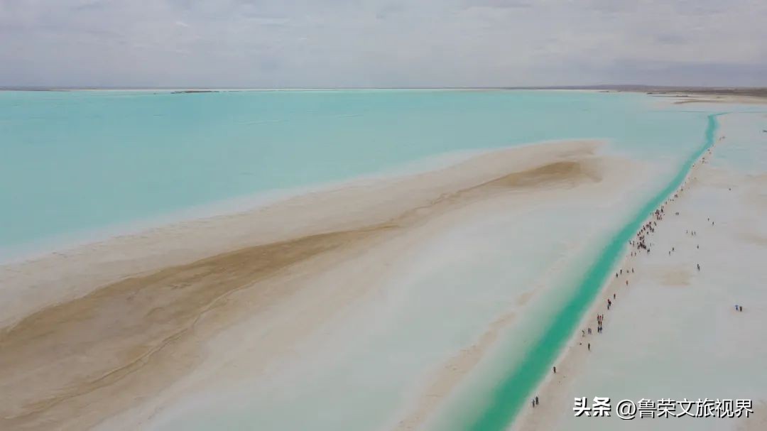 青海察尔汗盐湖,中国面积最大的盐湖,盐可供60亿人吃一千年!