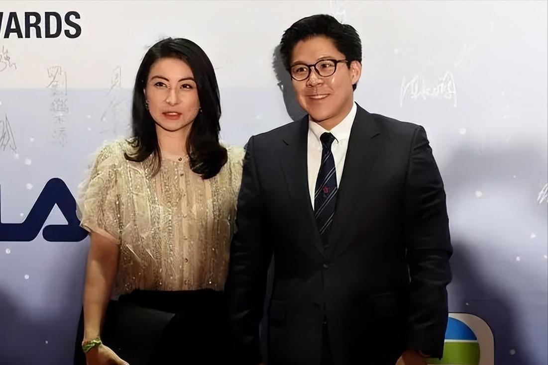 郭晶晶背小布包和老公上街购物 (郭晶晶用的帆布爱马仕包)