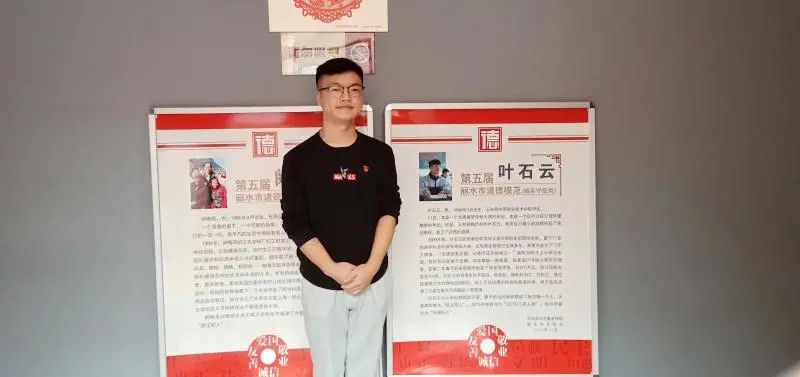 老赖横行的年代，71岁老人和11岁少年亲身演绎，什么叫做“信义”