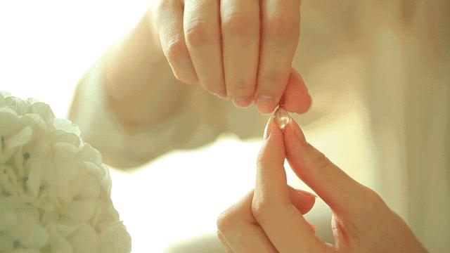 医生谈维生素e加凡士林美白,维生素e软胶囊能抹脸能抗衰老吗