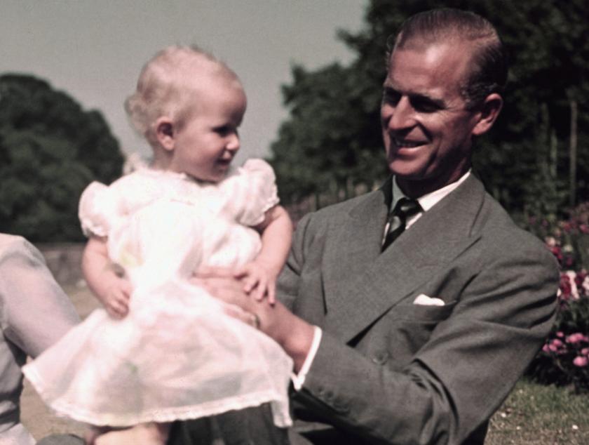 查尔斯和安妮公主兄妹情深,安妮公主和菲利普亲王小时候