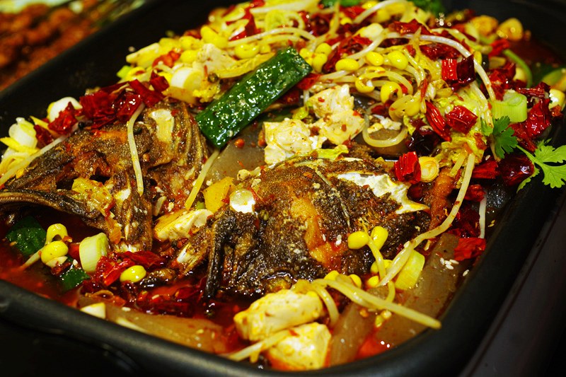 烤鱼籽烤鱼泡初体验不淡定，厦门火车站初九烧烤，撸串喝酒好实在