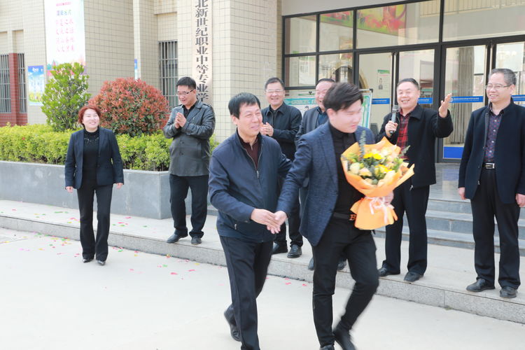 华山国际教育集团欢送任剑召委员参加渭南市政协会议