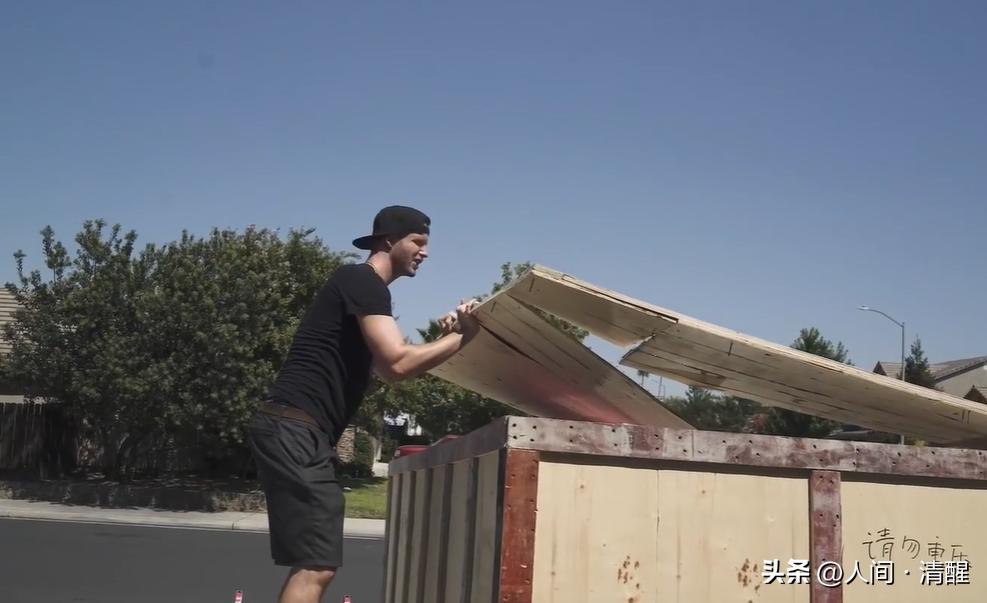 美国小伙从中国网购一辆玩具车,男子5000美元网购老年车