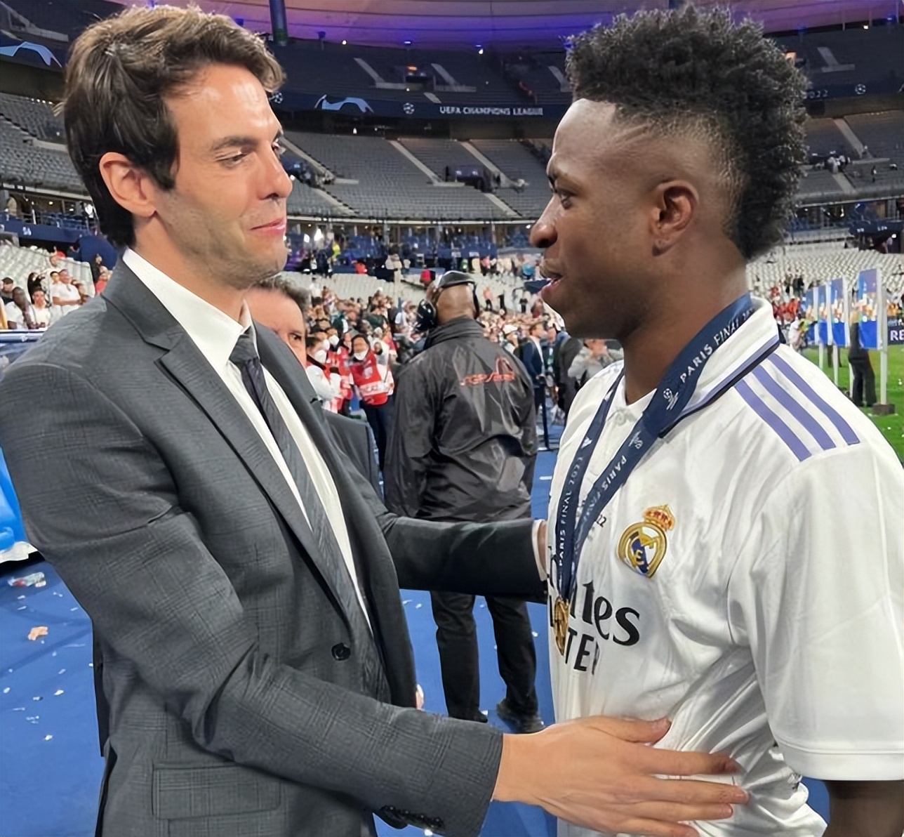 卡卡在皇马时的位置,还是那么帅原版视频