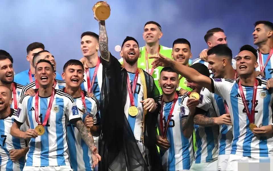 梅西穿黑纱袍送给谁了,梅西夺冠穿的黑纱衣给谁了