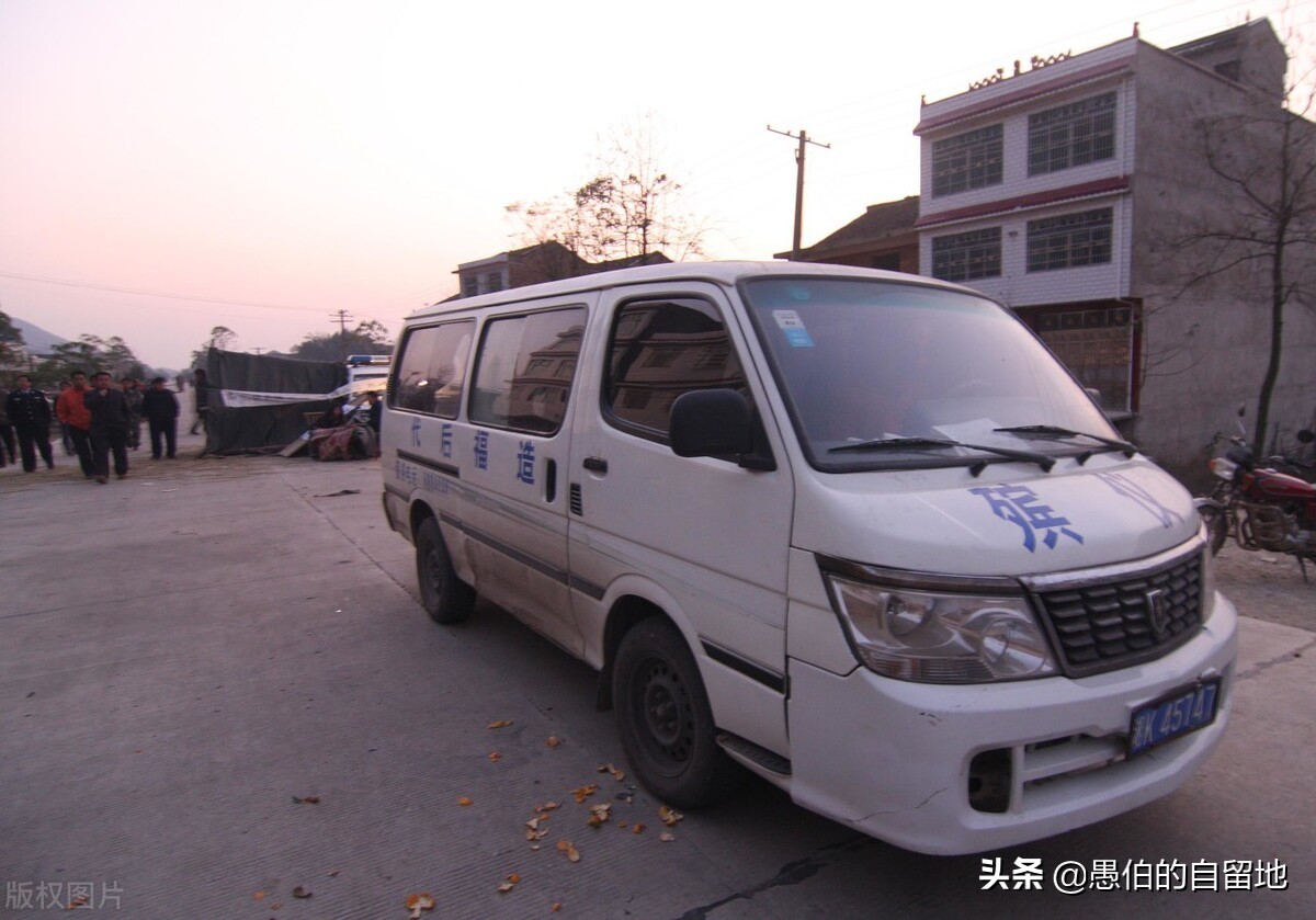 一位乡村殡葬车司机的倾诉：从业已五年，如今月薪过万，却想转行