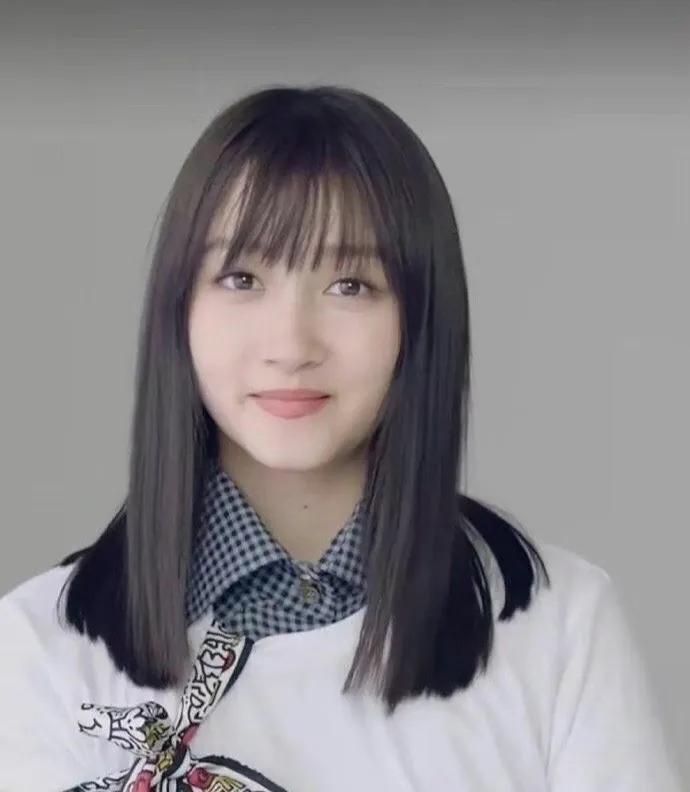 关晓彤刘海撩上去贴头皮造型,关晓彤有刘海也没刘海