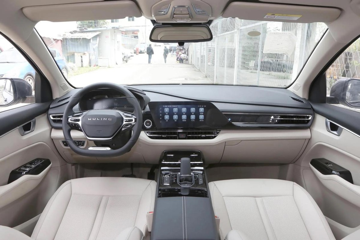 手握12万选家用车，要空间大，还要舒适，本田、五菱谁更懂国人？