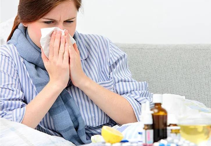 男子膝盖上长了肉瘤,男子膝盖内侧出现小疙瘩