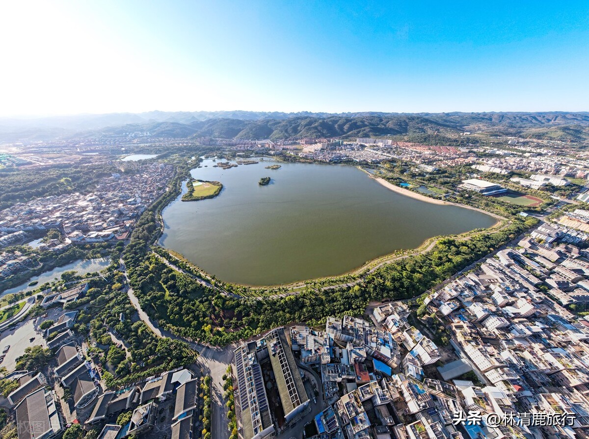 半城温泉半城湖！这座县级市冬暖夏凉，外地人坐高铁来避暑