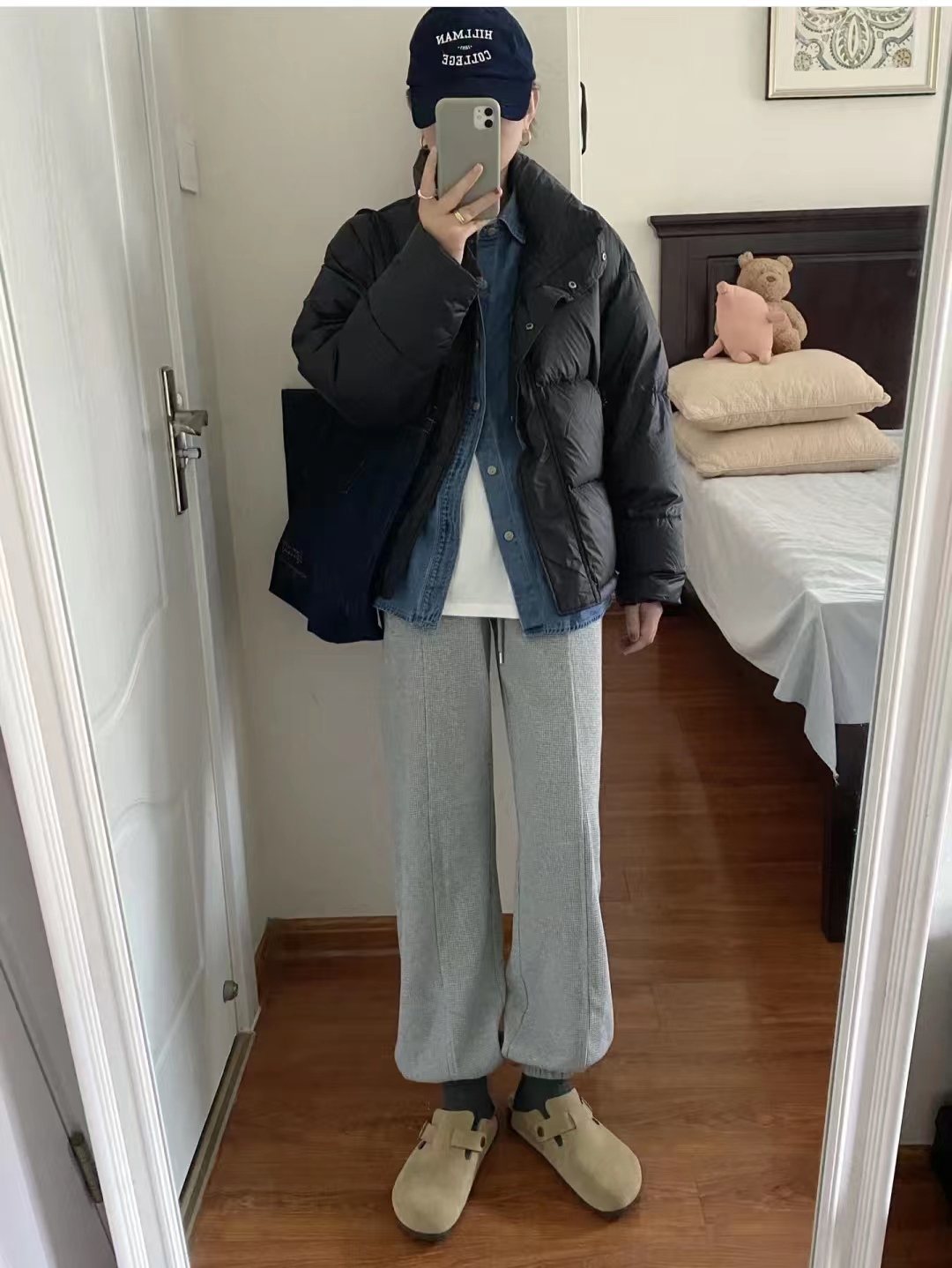 19冬羽绒服穿搭,韩款黑色羽绒服搭棕色长靴