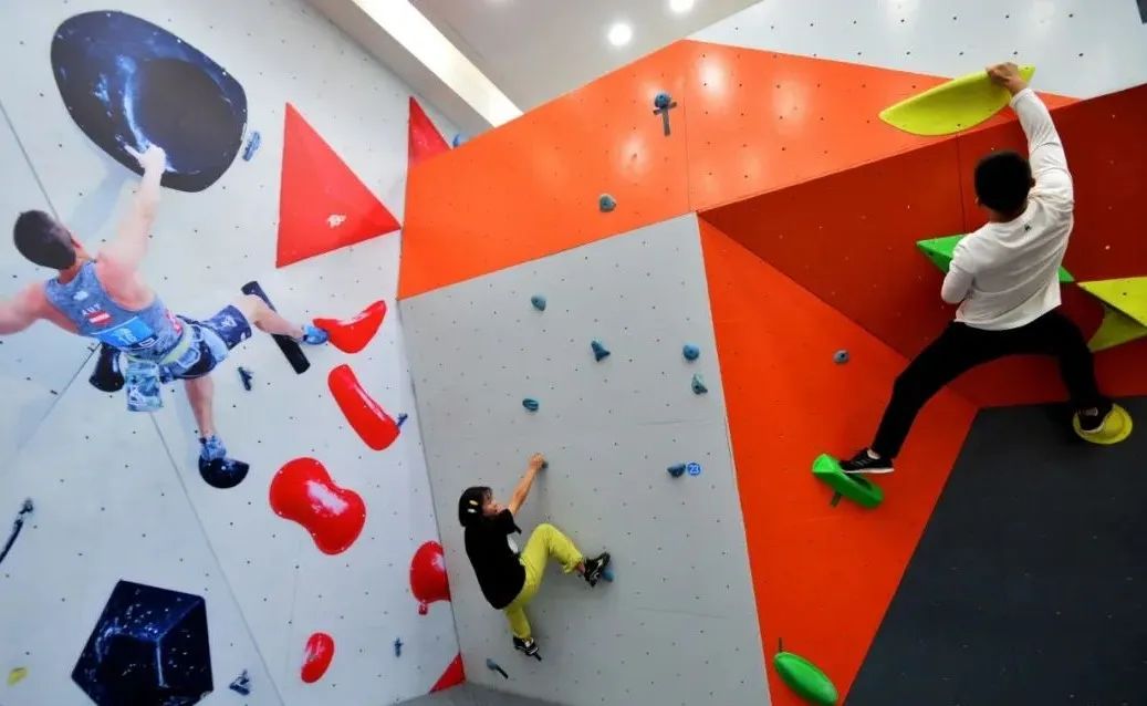 武汉体育中心体育馆人数,众多游客前来打卡