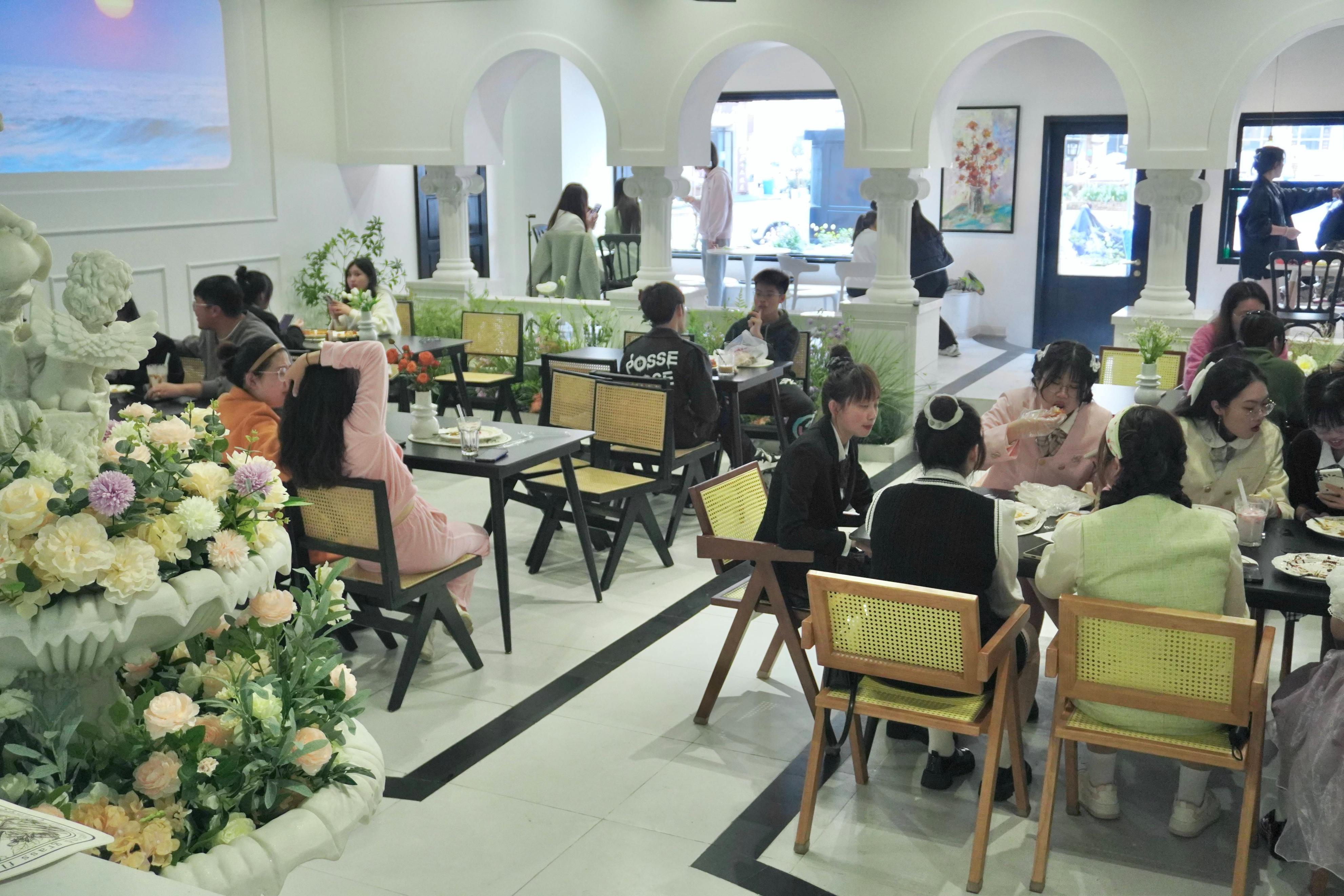 县城网红店一杯咖啡六七十医生消费缓解压力