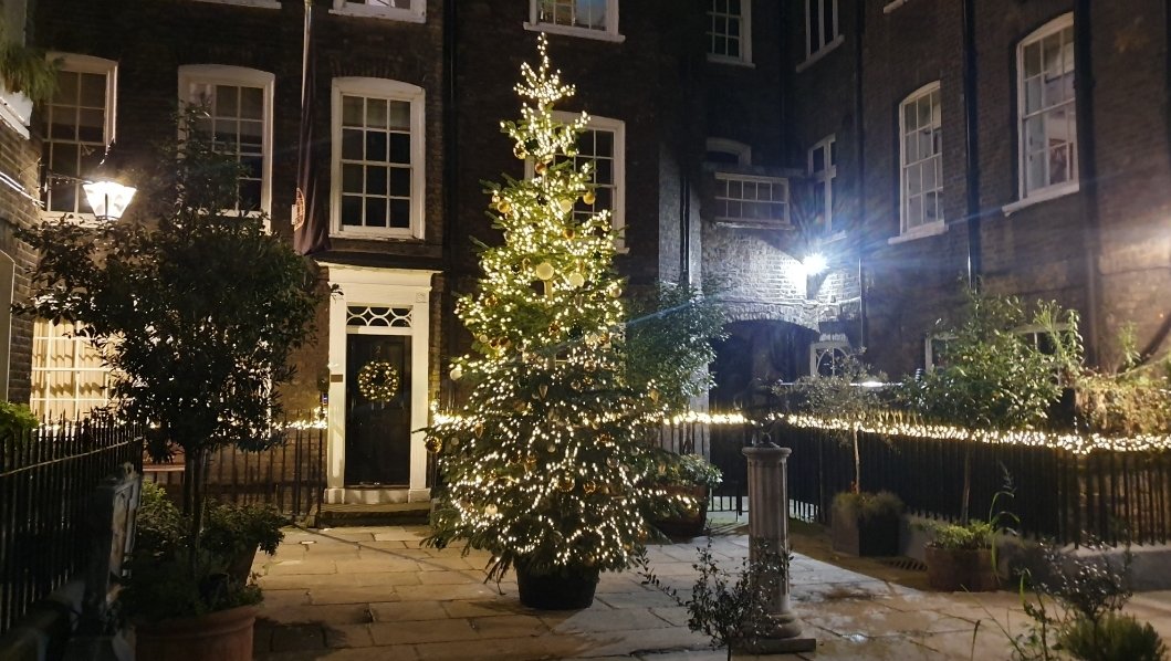 挪威给英国的圣诞树被吐槽,挪威英国圣诞树