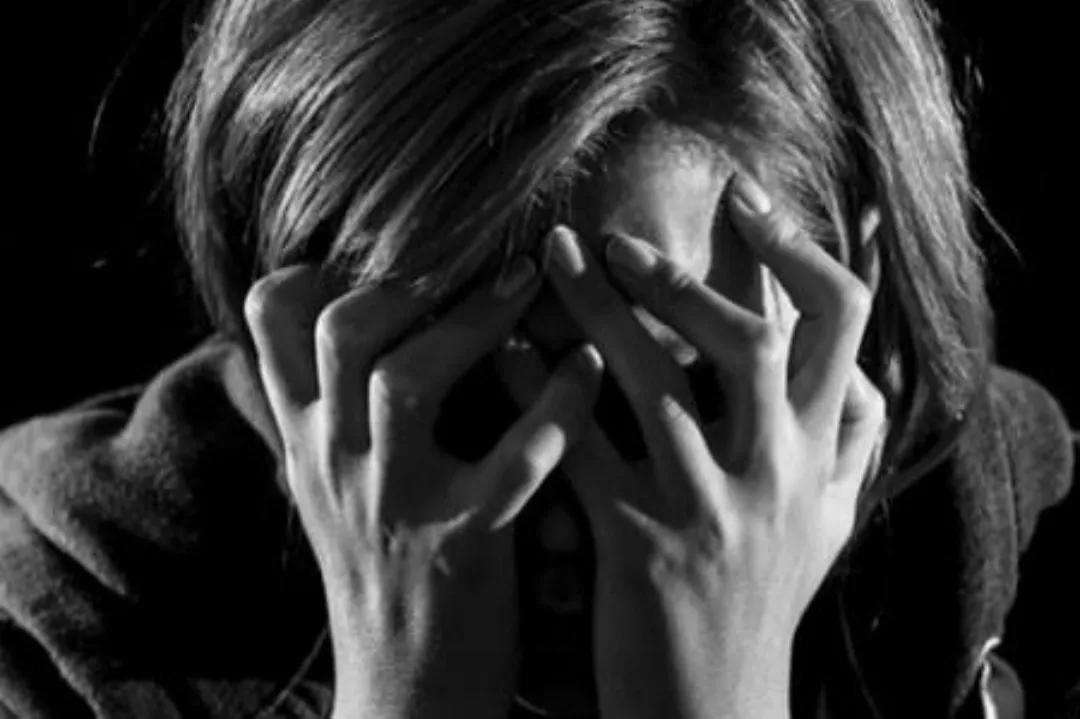 08年，29岁华裔女作家遭15岁男孩侵犯，对方却反咬称：她先*引勾**的