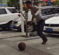 今日动图：前不久交了一位女朋友，昨天晚上约会时忍不住吻了她