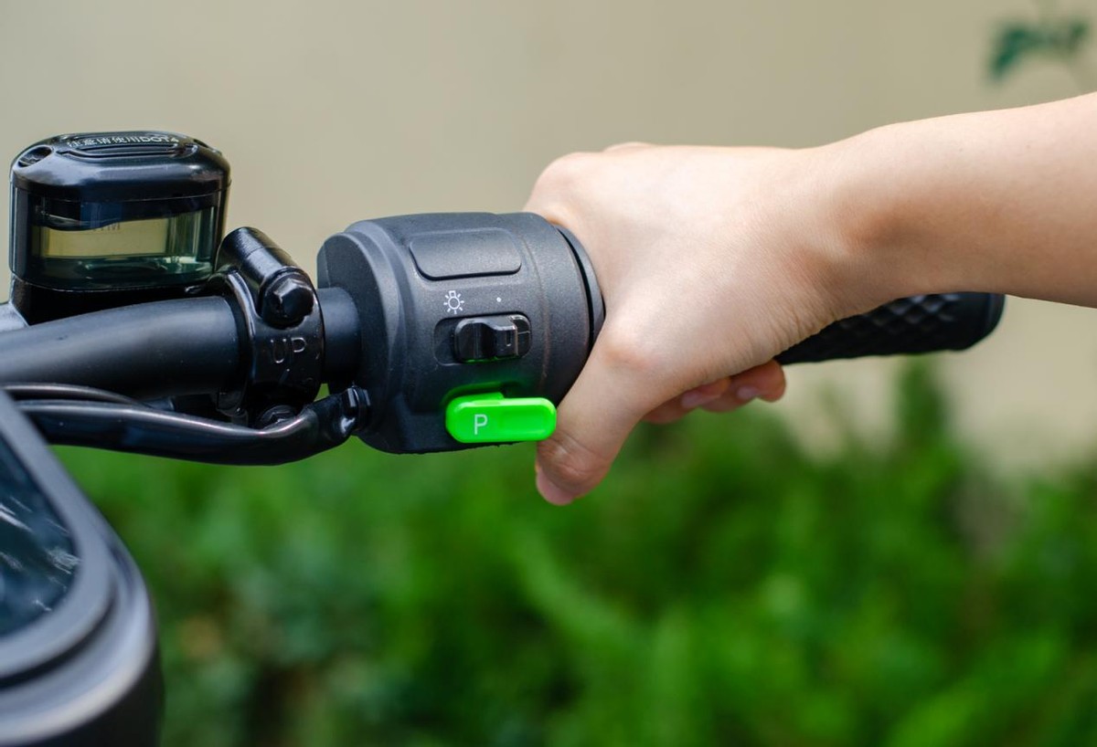 摩灵moi电动车银色,摩灵moi电动车视频