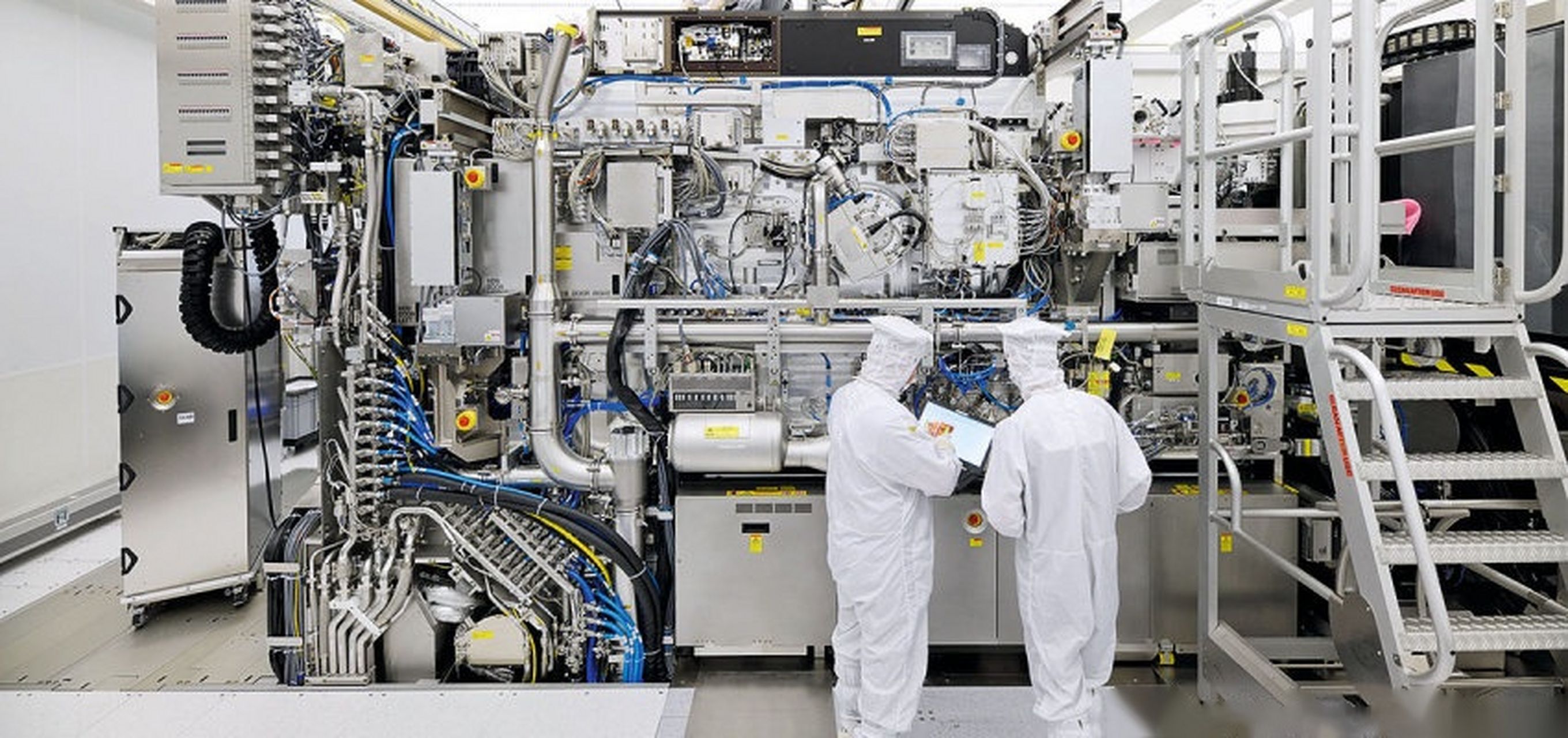 ASML总裁前脚访华，日本后脚做出选择，外媒：中国全都不买了