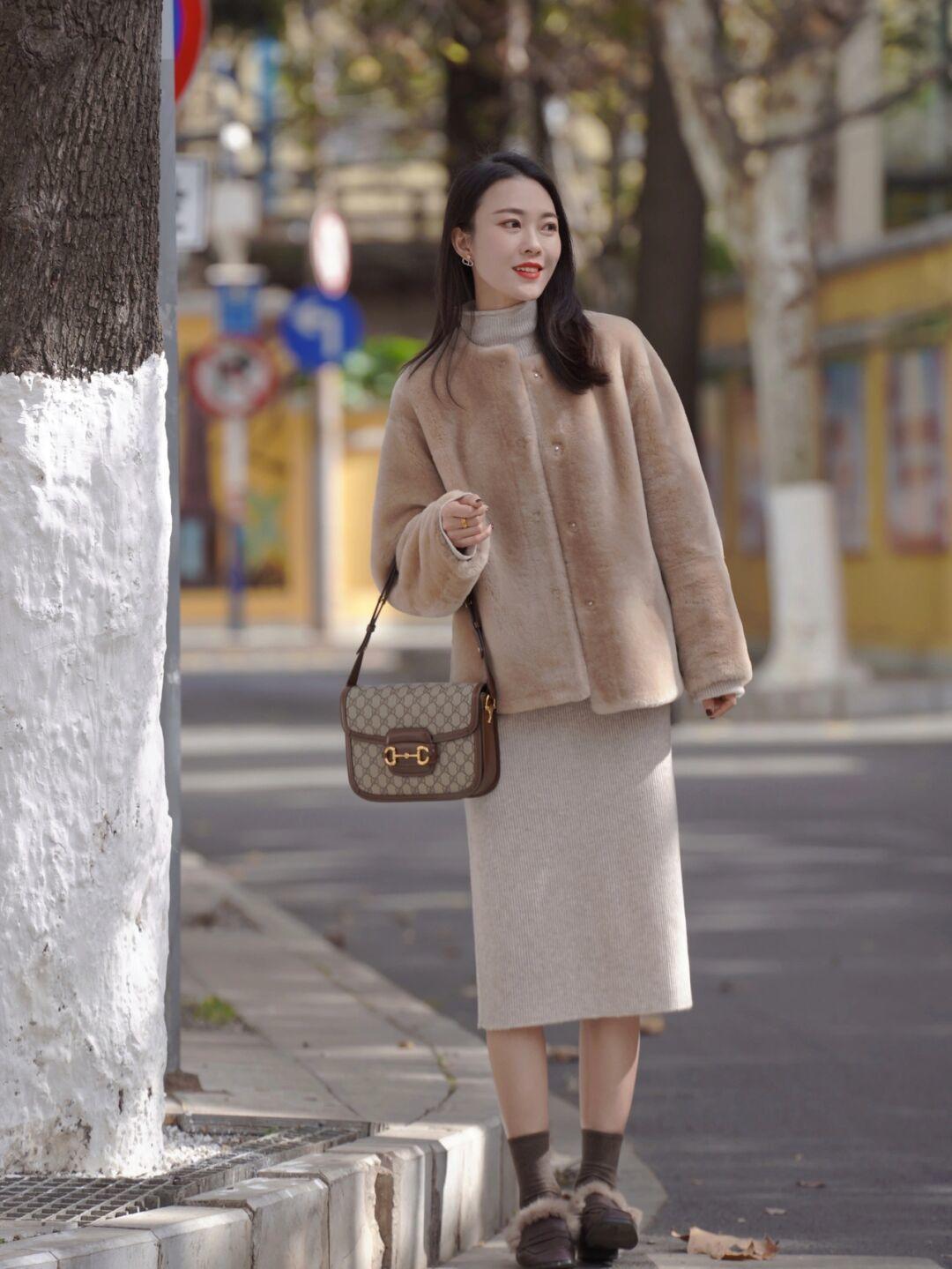 毛毛外套还流行吗,很流行的羊羔毛外套搭配