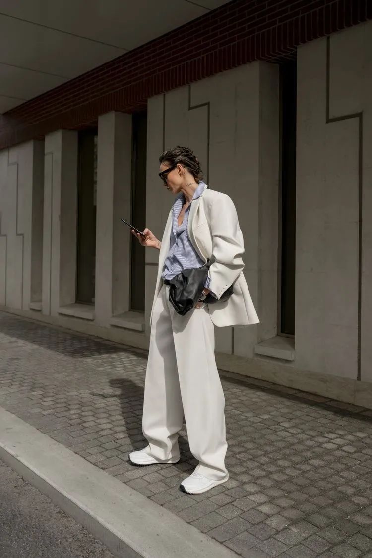 白色西装怎么穿出很飒的感觉,秋冬款米白西装怎么搭配高级感