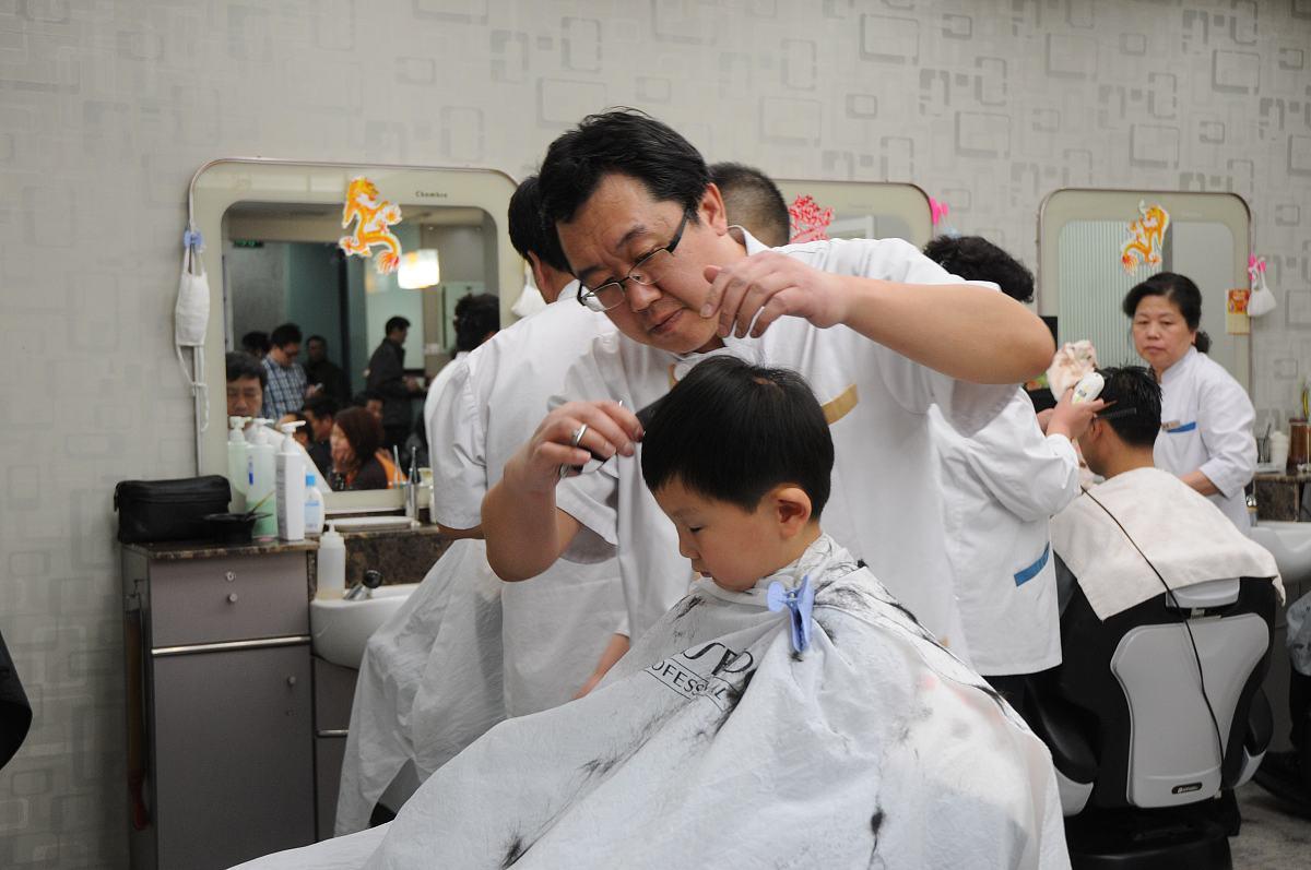 理发师把我的头发剪坏了怎么赔偿,头发被剪毁了理发店赔偿