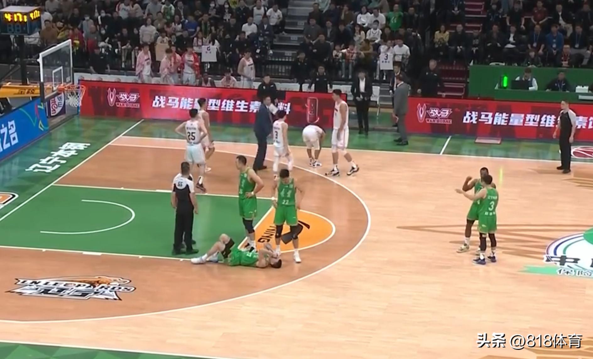 张镇麟劈扣韩国中锋,张镇麟扫堂腿肘击原视频