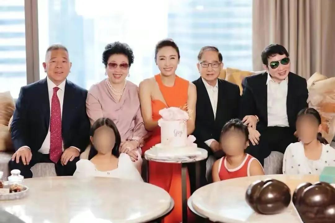 52岁的黎姿和富豪老公庆祝15周年,黎姿晒自己的照片