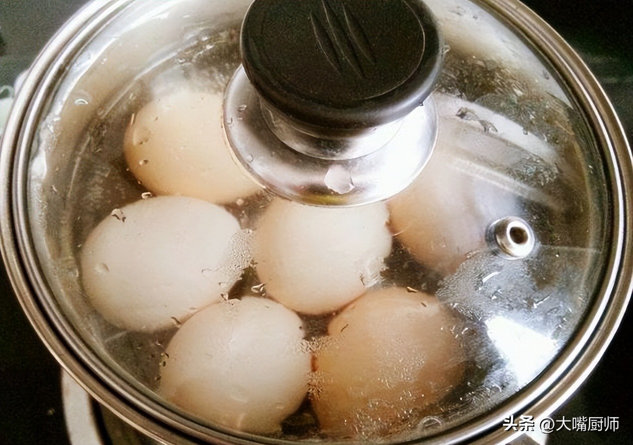 鸡蛋开水煮还是冷水煮才不爆壳,开水煮鸡蛋要几分钟易掉壳