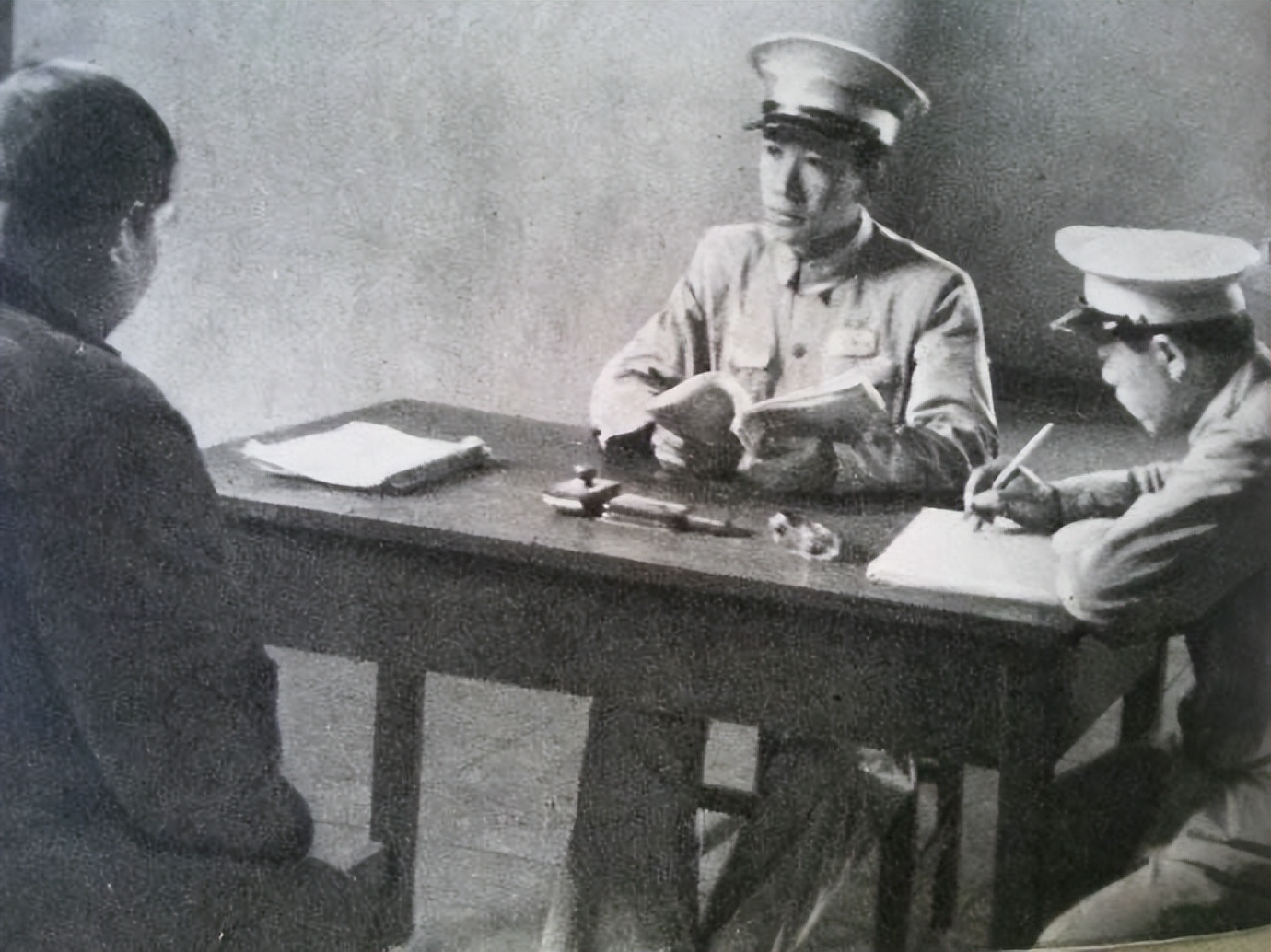 苏联专家给公安上课，突然被捕，局长笑言：老韩，我找你好苦