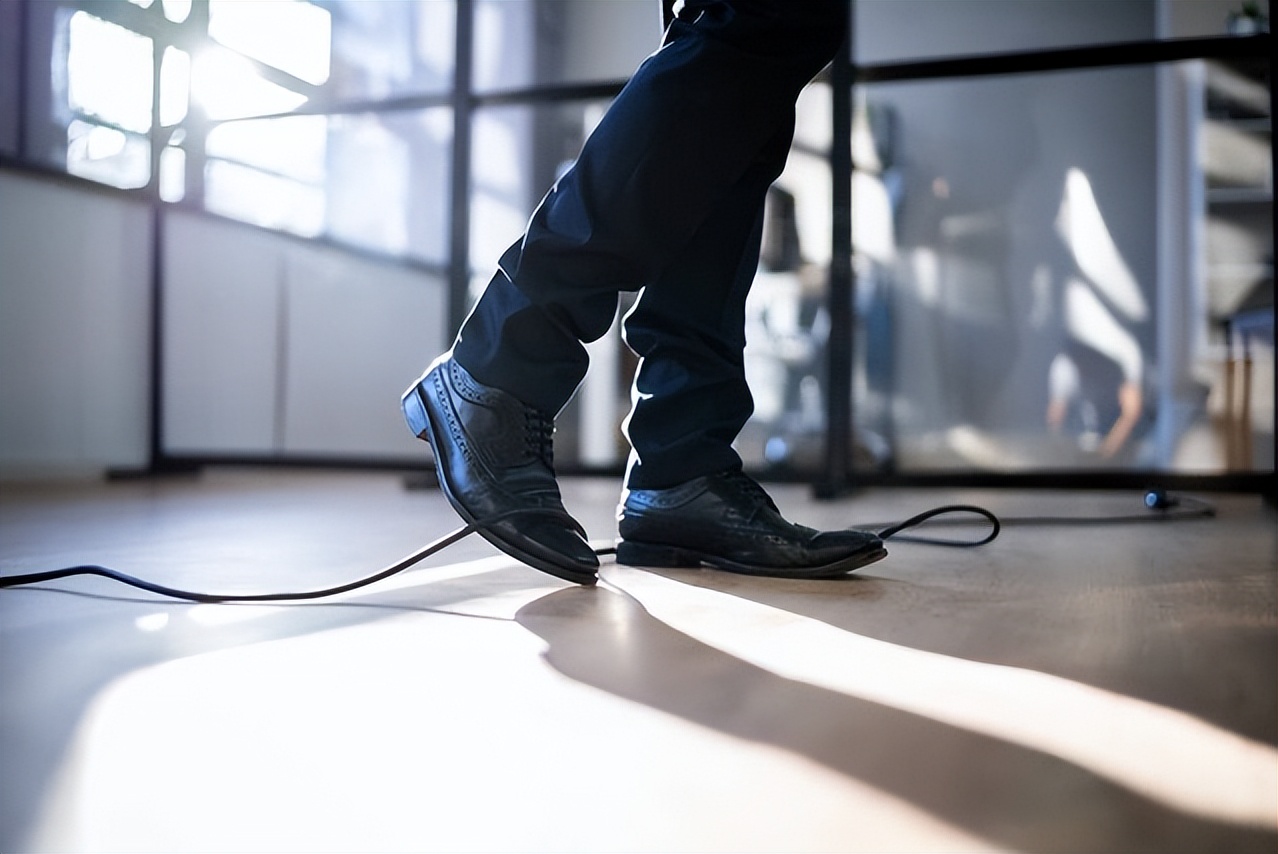 建筑工程施工人员伤亡怎么处理,建筑施工造成路人伤亡谁承担责任