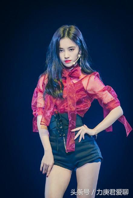 宽松热裤走光*拍偷**鞠婧祎新突破！她走出尴尬三角，上台跳舞，