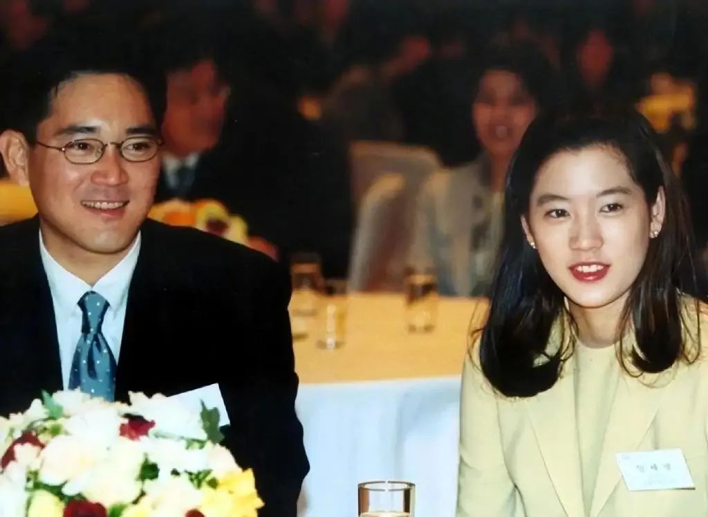 花141亿离婚后,52岁的她回春了