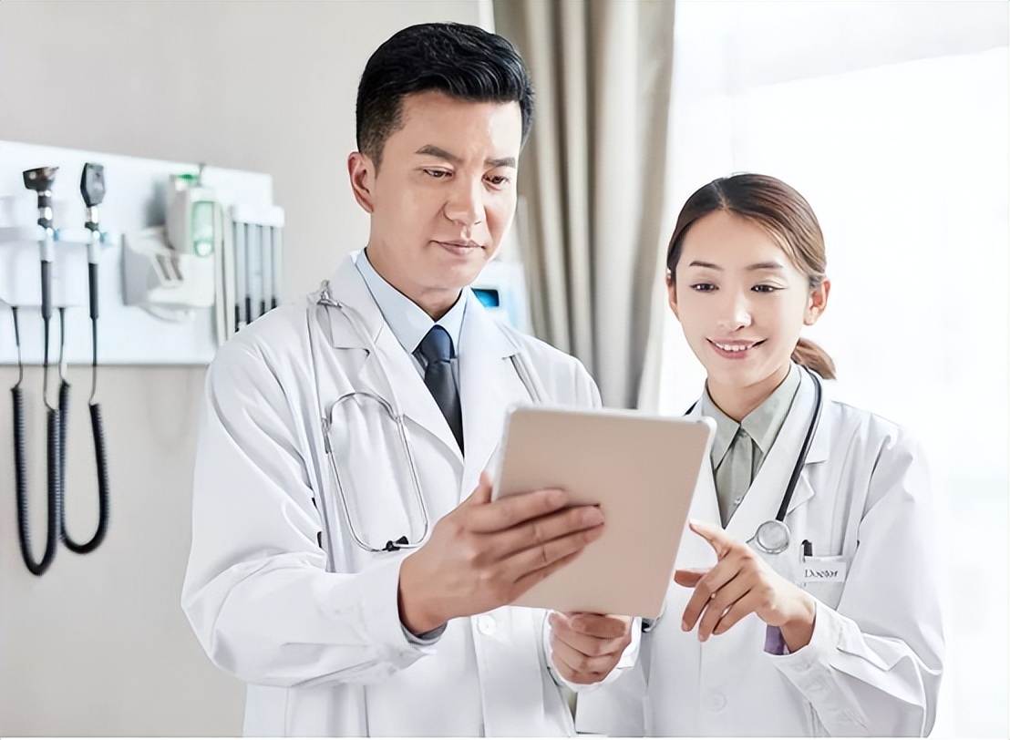 儿童夏季嗓子疱疹,儿童口腔起疱疹喷什么药可以缓解