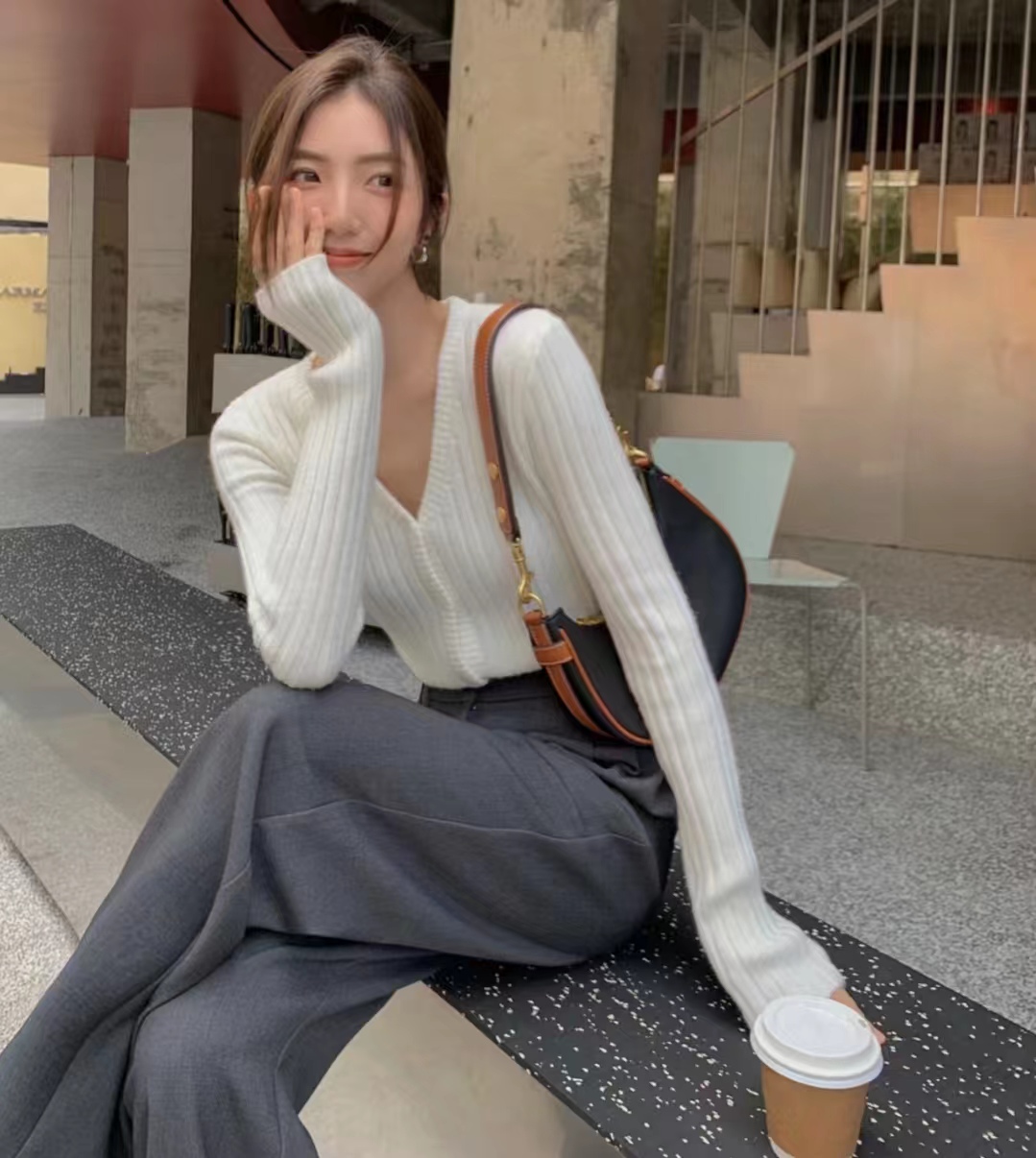 灰色裤子搭配什么上衣比较好看,灰色灯芯绒裤子搭配什么颜色上衣