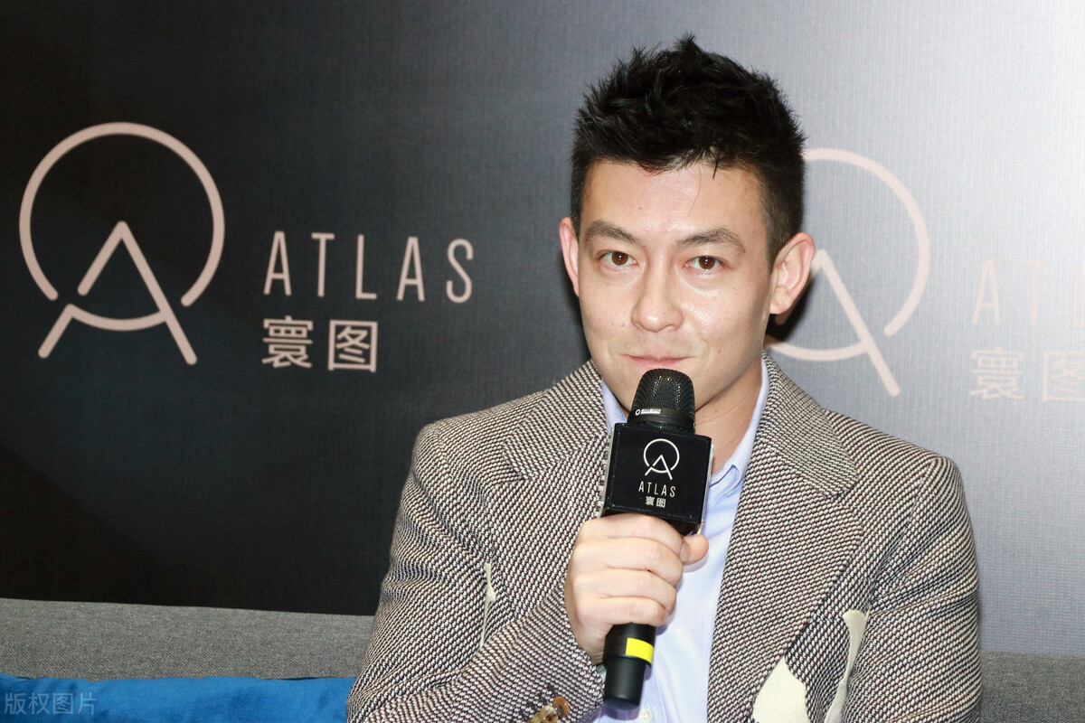 王菲牵手谢霆锋，张柏芝泪目送祝福，到底谁才是真爱