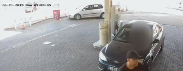 英国一名强奸犯绑着母亲，对母亲和孩子施暴，并让母亲亲耳听着