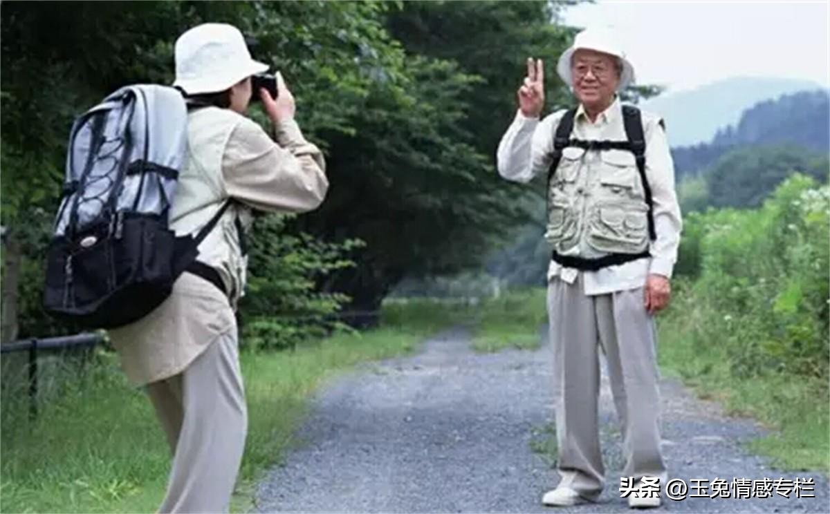 和交际男舞伴去旅游，仅1天就散伙，63岁阿姨哭诉：知己变成仇人