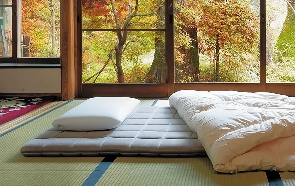 日本人为什么喜欢“席地而眠”？是床不舒服吗？看完涨知识了