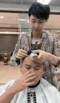 女孩子看起来外表美丽，其实裤袜已经掉到大腿根了！哈哈哈